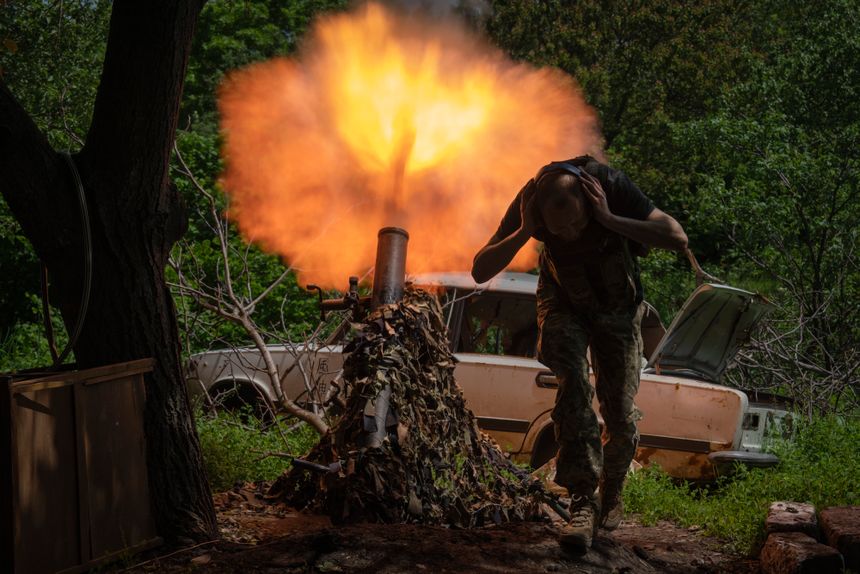 Ukraina har et stort forbruk av våpen og ammunisjon i krigen mot Russland. Regjeringen i landet forsøker nå å lokke vestlige våpenprodusenter til å etablere seg der. Foto:  Efrem Lukatsky/AP/NTB