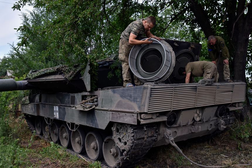 Ukrainske soldater reparerer en tysk Leopard-stridsvogn i Zaporizjzja-området. Foto:  Andriy Andriyenko/AP/NTB
