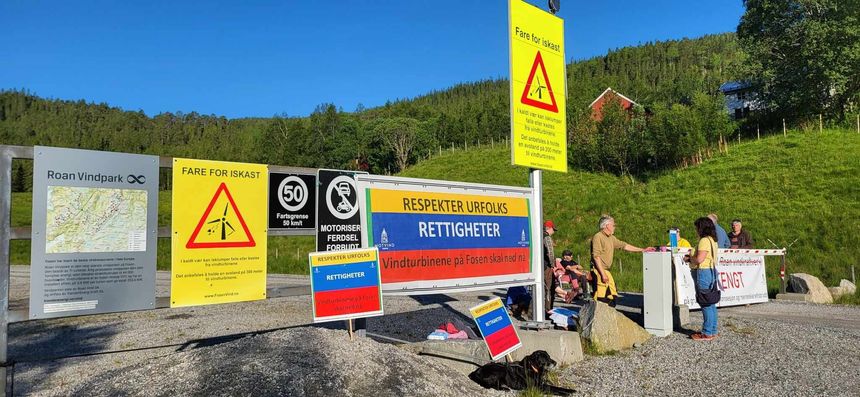 Veien inn til Roan vindkraftverk er stengt av aksjonister. Eier Aneo opplyser at de fjernstyrer anlegget, så produksjonen går foreløpig som normalt. Foto: Motvind Norge
