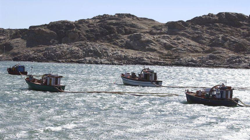 Båter benytter slanger til å tråle etter diamanter i den namibiske havnebyen Lüderitz. Nå vil gruveindustrien gå på dypet av verdenshavene i jakten etter nye mineraler. Foto: Per Løchen/NTB