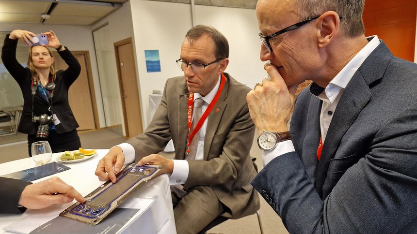Enova-sjef Nils Kristian Nakstad (t.h) og klima og miljøminister Espen Barth Eide (Ap) gleder seg over EU-støtten til norske bedrifter. Her er de to avbildet ved en tidligere anledning. Foto: Odd Richard Valmot