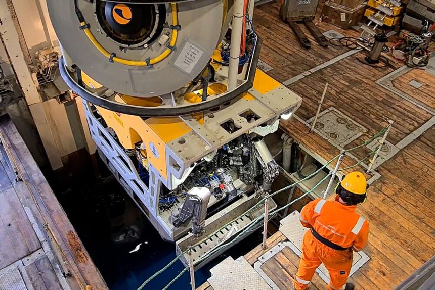 ROV-en senkes i vannet gjennom FF Kronprins Haakons brønn. Foto:   ROV-teamet/Go North