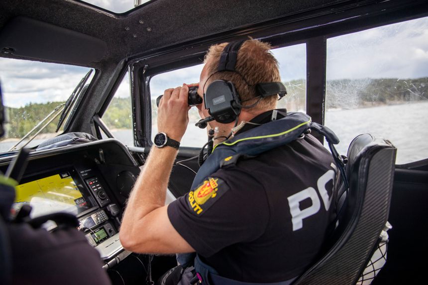Alexander har god oversikt over hendelsen på land. Via sambandet rapporterer han direkte til patruljen på land. Foto:  Frederik Ringnes/NTB