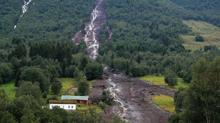 Flere veier ble rammet av skred i Molde søndag – her fra Vistdalen. Foto: Frederik Ringnes/NTB