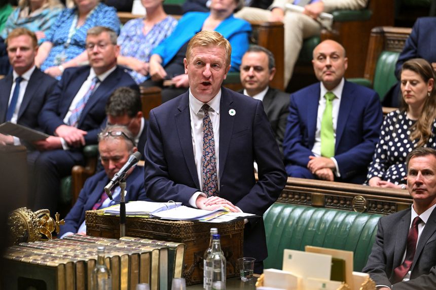 Visestatsminister Oliver Dowden åpner torsdag den første vindturbinen i Equinors havvind satsing ved Dogger Bank og regjeringen lover økt finansiering i fornybar energiprosjekter. Foto: UK PARLIAMENT/JESSICA TAYLOR