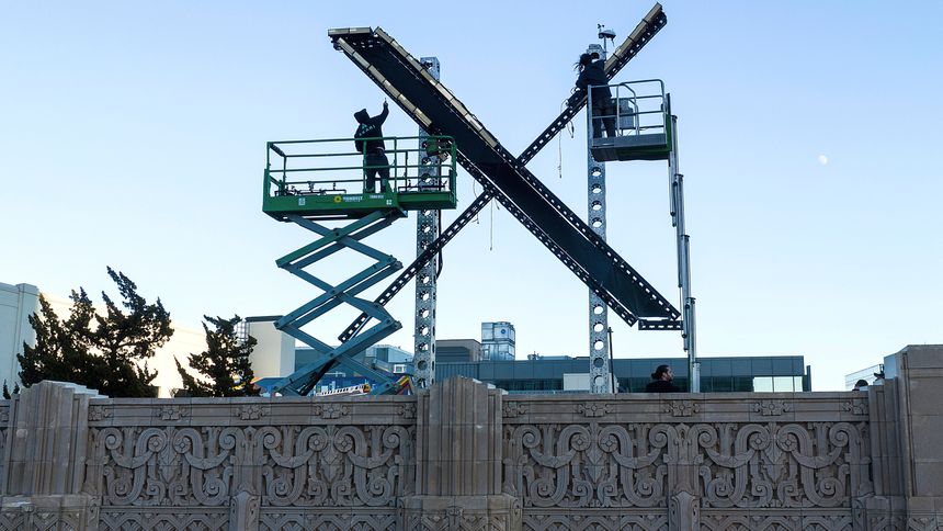 28. juli ble den nye logoen til en gang Twitter, nå X, erstattet med en diger, sort X på selskapets kontor i San Francisco på USAs vestkyst. Foto: Noah Berger / AP / NTB