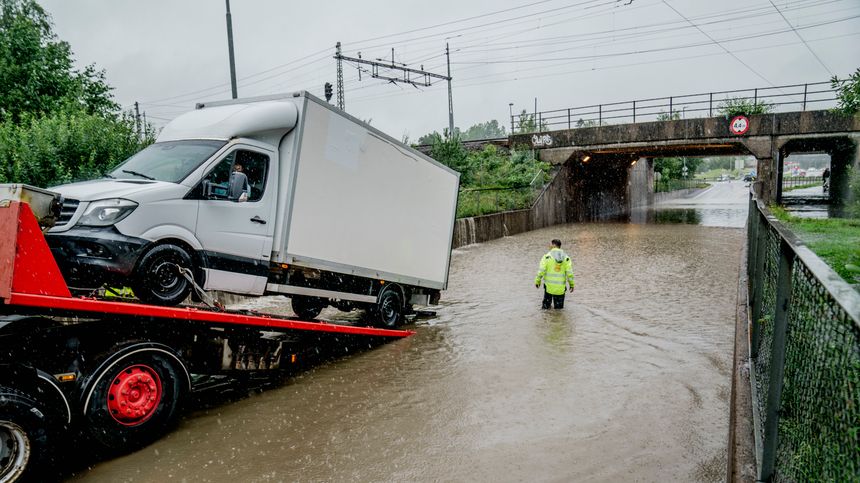 En varetransport måtte få hjelp til å komme ut etter å ha kjørt inn i vannmassene ved Lørenskog stasjon. Foto:  Stian Lysberg Solum / NTB