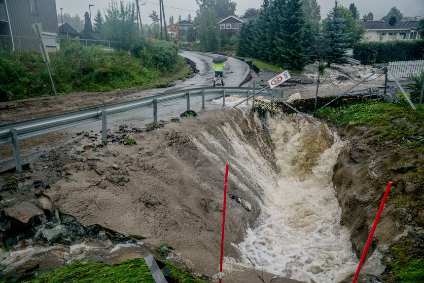 En bekk har gått over sine bredder på Gran. Foto:  Stian Lysberg Solum / NTB