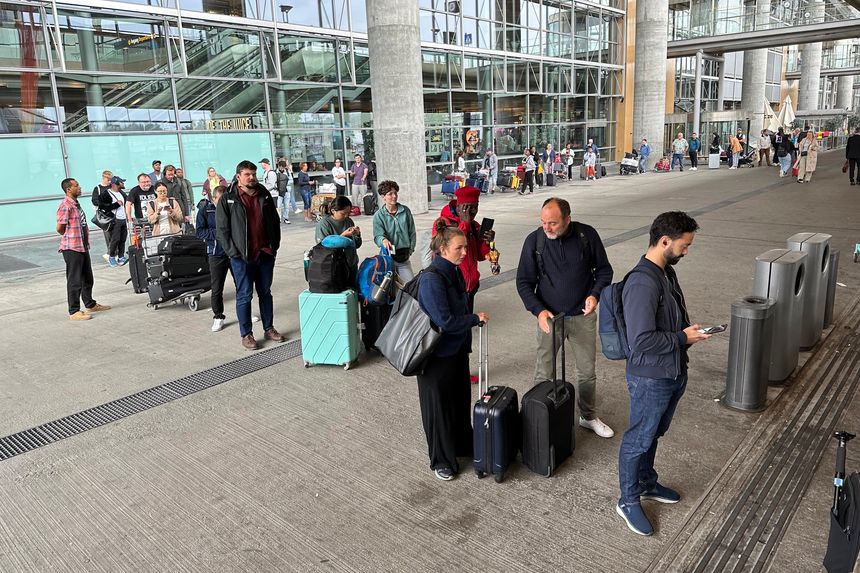 Reisende fra Gardermoen står i busskø tirsdag. Foto:  Lise Åserud / NTB