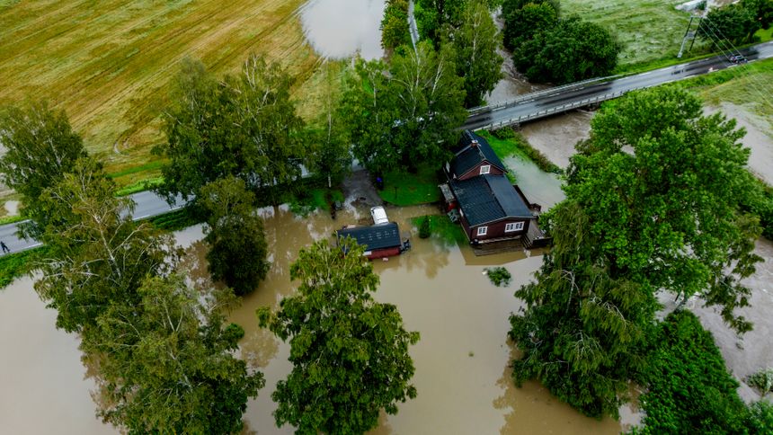Et hus står delvis i vann på Lena. Foto:  Stian Lysberg Solum / NTB