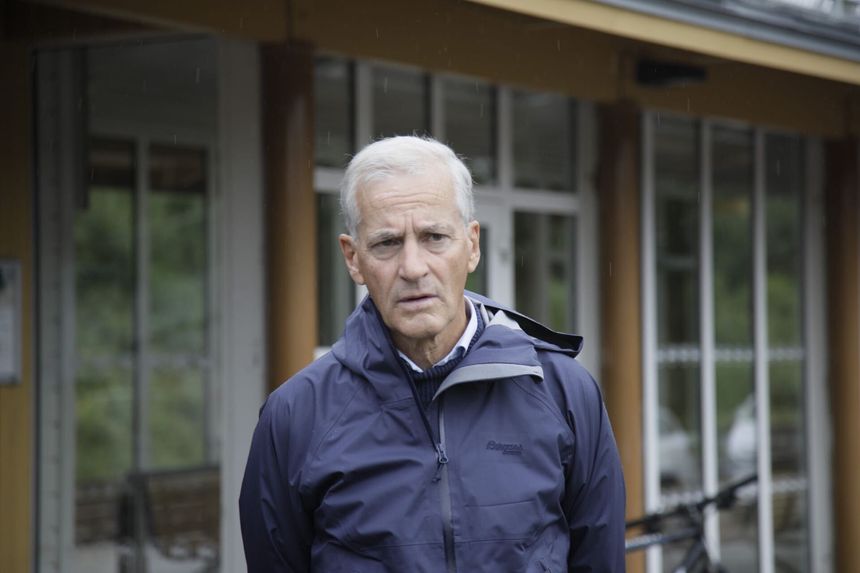 Jonas Gahr Støre i Lillestrøm for å møte evakuerte. Foto: Magnus Ross