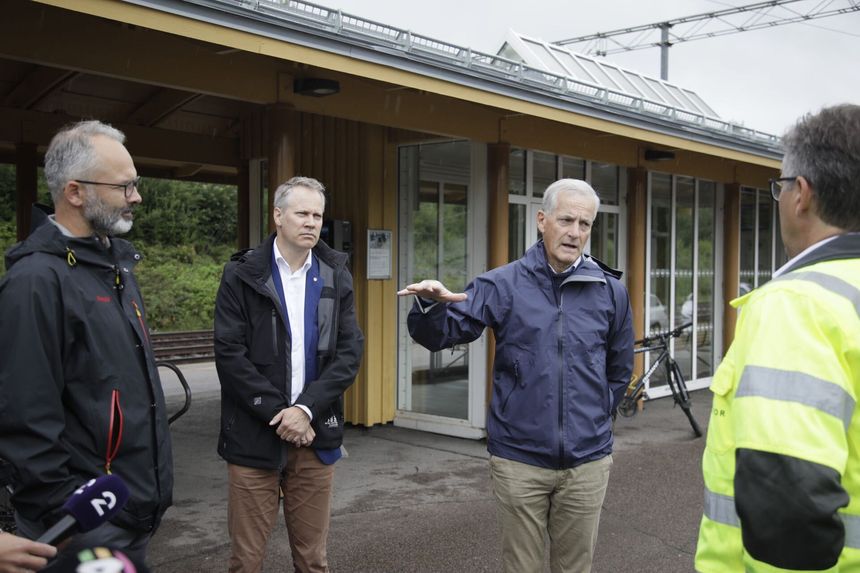 Samferdselsminister Jon-Ivar Nygård og statsminister Jonas Gahr Støre i Lillestrøm. Foto: Magnus Ross
