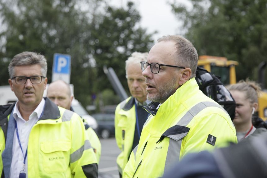 Banedirektør Eivind Bjurstrøm informerte statsministeren og samferdselsministeren om status på toglinjene onsdag morgen Foto: Magnus A. Ross