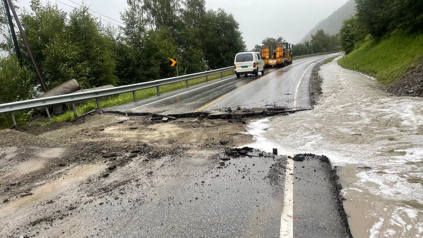 Ødelagte veier gjør det vanskelig å kjøre mellom Trondheim og Oslo Foto: Statens vegvesen