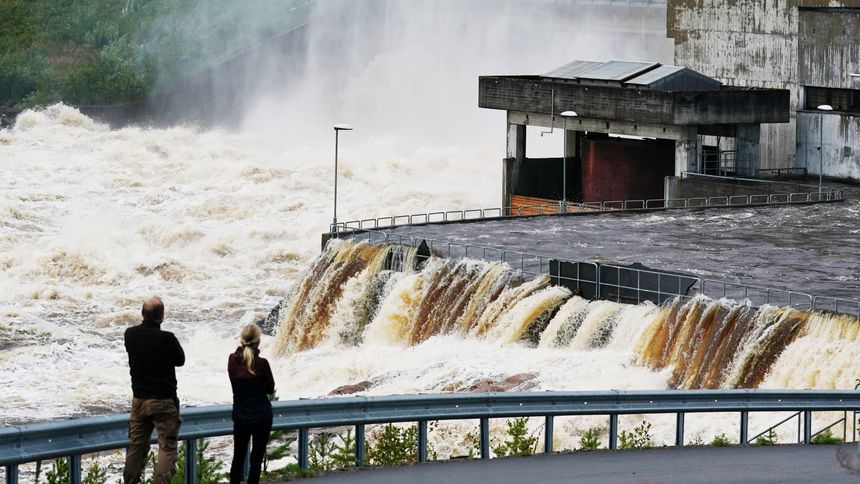 Flomlukene ved kraftstasjonen i Braskereidfoss virker ikke som de skal. Politiet vurderer nå å sprenge for å gi vannet vei. Foto:  Eirik Helland Urke