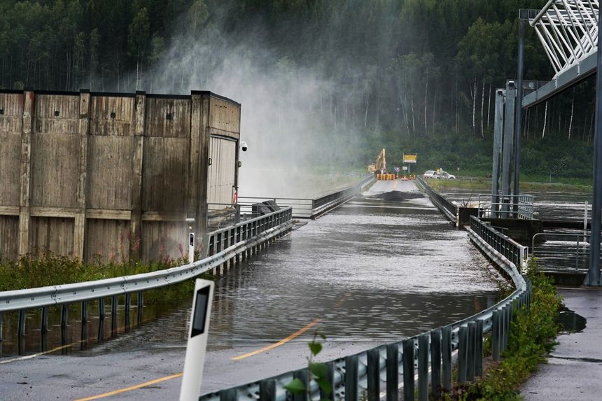 Demningen i Braskereidfoss kollapset i går fordi den ene luken satt fast og vannmengden kunne derfor ikke reguleres. Foto: Eirik Urke