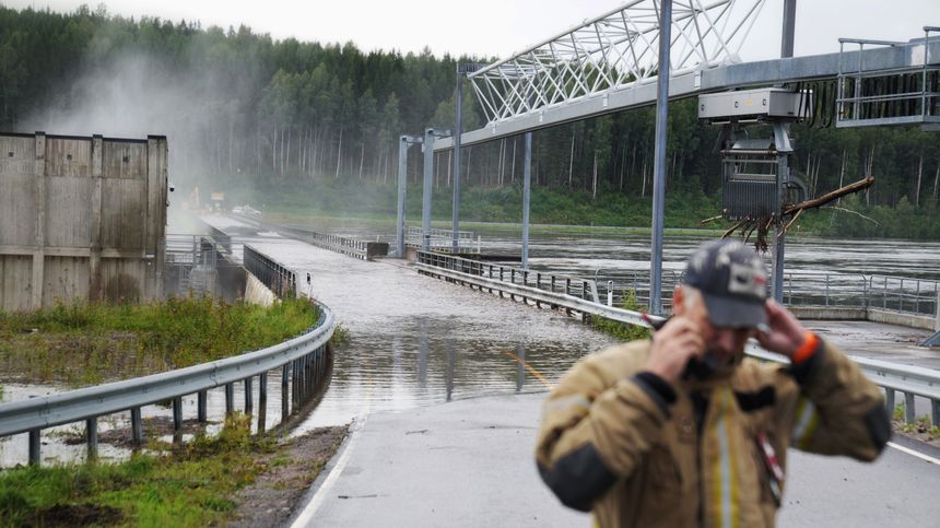 Store vannmengder, kombinert med en lukket luke i demningen er problematisk for kraftverket. Foto:  Eirik Helland Urke