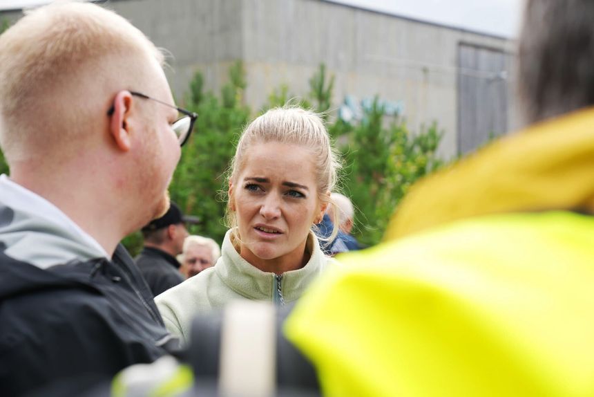 Justisminister Emilie Enger Mehl på plass ved kraftverket i Braskereidfoss onsdag ettermiddag, før demningen braste. Foto: Eirik Urke