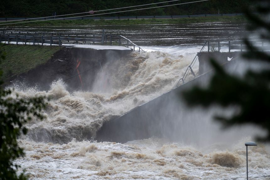 Braskereidfoss 20230809. Glomma har brutt gjennom demningen ved kraftverket på Braskereidfoss unde ... Foto: Cornelius Poppe