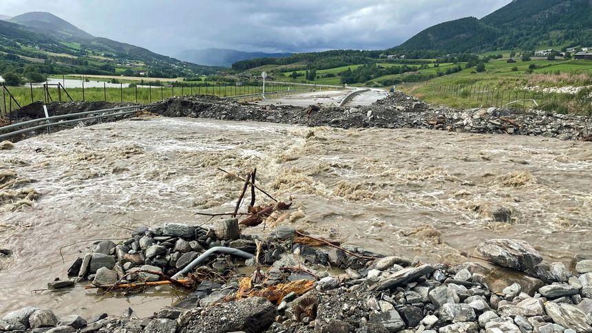 Store ødeleggelser gjør at flere av hovedveiene på Sør-Norge må holde stengt. Foto: Statens vegvesen