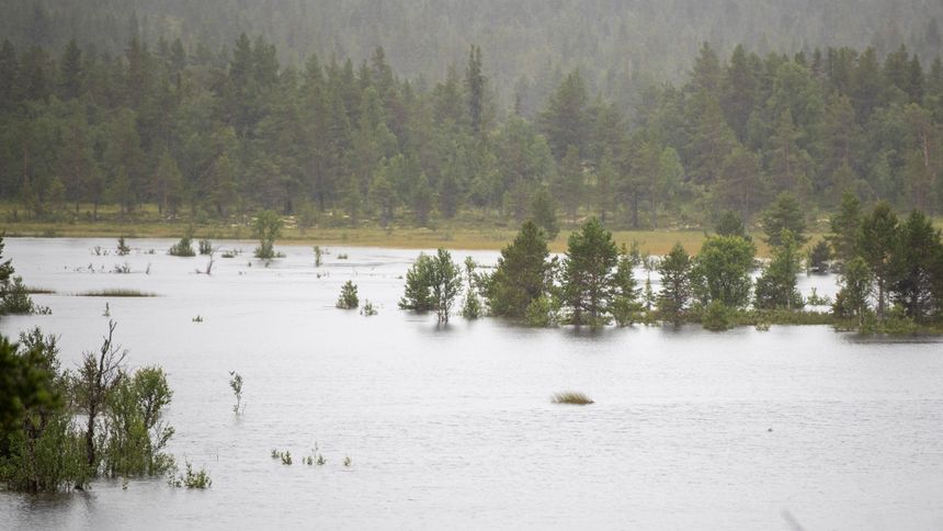 I fjellet mellom Tunhovd og Nesbyen er det store vannmengder og veier har rast ut og stenger veien. Foto: Frederik Ringnes / NTB