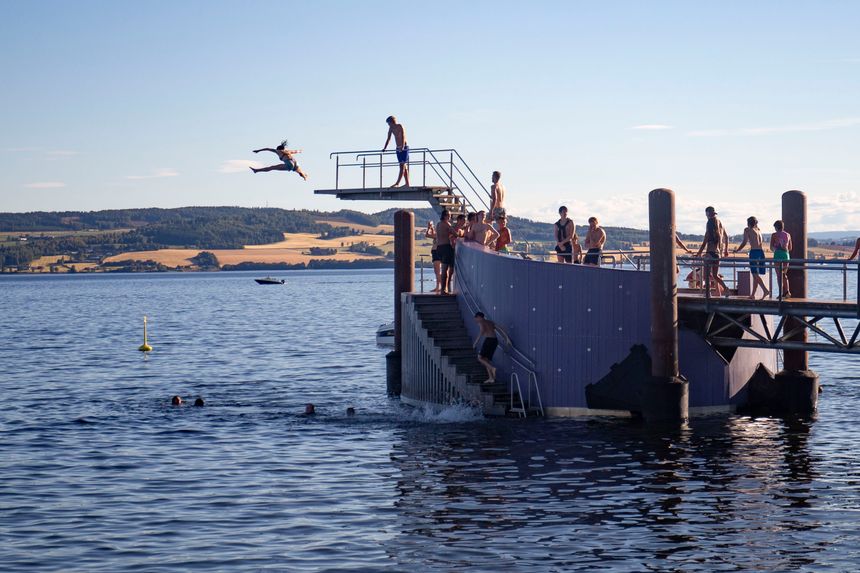 Det mye omtalte stupetårnet på Hamar blir nå sikret for å ikke bli tatt av flommen. Foto: Fredrik Hagen / NTB