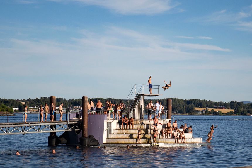 Det mye omtalte stupetårnet på Hamar er nå sikret for å ikke bli tatt av flommen. Foto: Fredrik Hagen