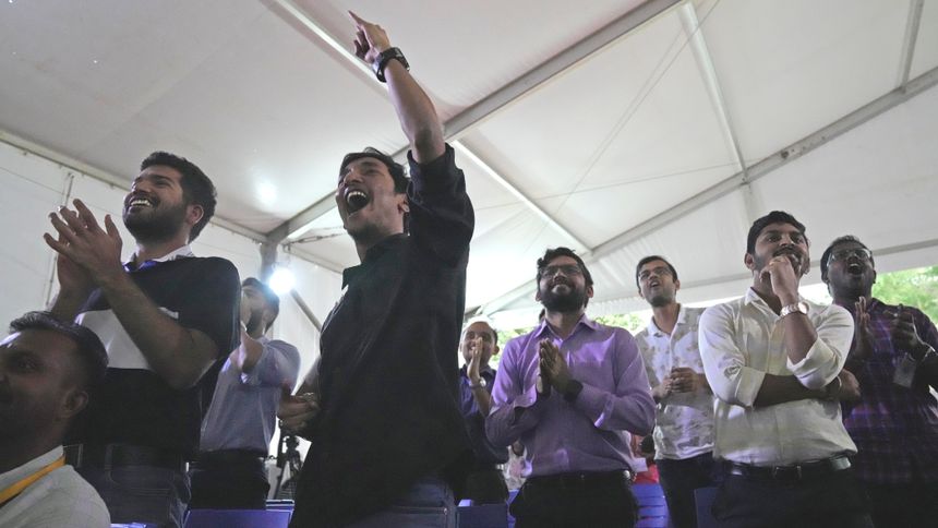 Jubelen sto i taket da landingsfartøyet Vikram hadde gjennomført en vellykket månelanding. Foto: Aijaz Rahi / AP / NTB