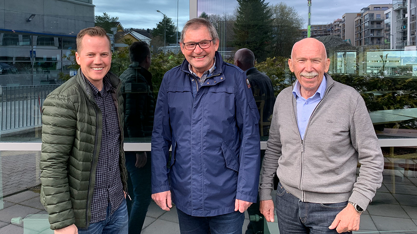 I 30 år har professorene Jan Helgerud (i midten) og Jan Hoff (t.h.) studert hvordan trening kan forebygge og snu livsstilssykdommer. Her sammen med Knut Løkke, som er gründer og daglig leder i Myworkout-Gruppen. Foto: Myworkout-Gruppen