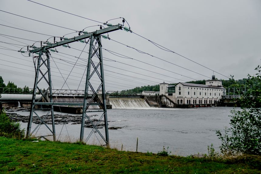 Rånåsfoss kraftstasjon i Glomma vassdraget i begynnelsen av august. Denne sommeren har det regnet mye i deler av Norge. Det har gjort at magasinfyllingen i Sør-Norge er høyere enn normalt og i høst er det ventet lavere strømpriser enn de to foregående årene. Foto: Stian Lysberg Solum