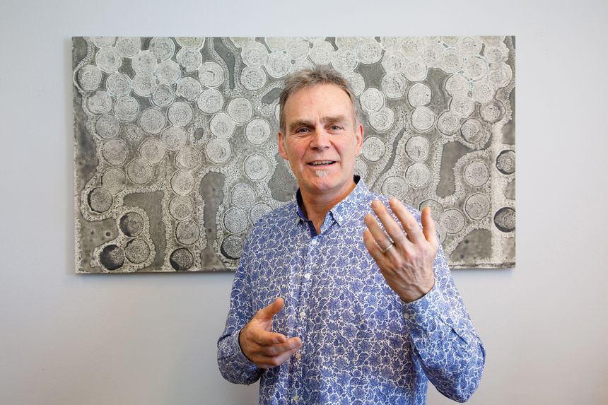– Selv om de grunnleggende kreftene mellom molekyler er kjent, kan dette ikke forklare liv og alt det komplekse som oppstår, forteller Dag Dysthe, som forsker på hvordan stoffer er bygd opp. Foto:  Yngve Vogt/Apollon