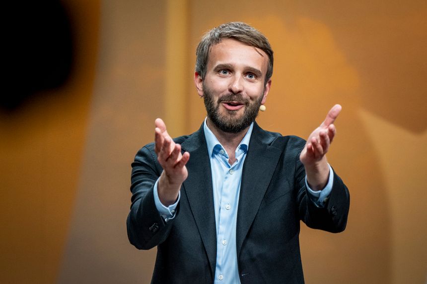 Næringsminister Jan Christian Vestre sier han er glad for debatt, men vil ikke gripe inn og stoppe Rosebank-feltet. Foto: Heiko Junge/NTB