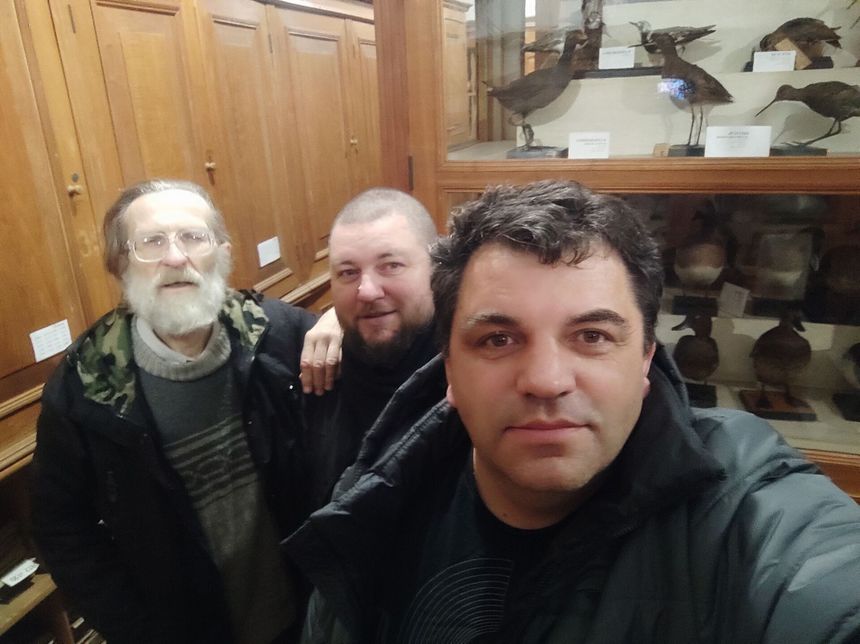 – Bygningene kan gjenreises. Utstyr kan kjøpes, men det er ikke mulig å samle en slik samling på nytt, sier professor Ivan Moysiyenko (t.h.). Bildet er tatt ved Kherson regionale museum for lokalhistorie, avdeling for naturhistorie. Foto:  Ivan Moysiyenko