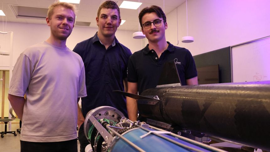 Chief propulsion engineer William Dugan, chief technical officer Even Drugli og chairman Simen Flåtter Flo i Propulse skal sende opp Bifrost i Portugal i oktober. Foto: Lars Bugge Aarset
