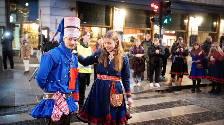 Ella Marie Hætta Isaksen (t.h.) synes det er absurd å stå tiltalt etter Fosen-aksjonene. Her fra aksjonen ved Stortinget og Karl Johan 11. oktober 2023. Foto:  Eirik Helland Urke