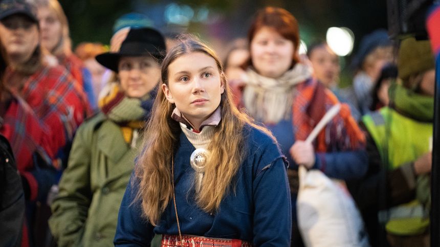 Artist og aktivist Ella Marie Hætta Isaksen har vært frontfigur i forbindelse med Fosen-aksjonene, her ved Stortinget og Karl Johan på toårsdagen 11. oktober. Foto: Eirik Helland Urke