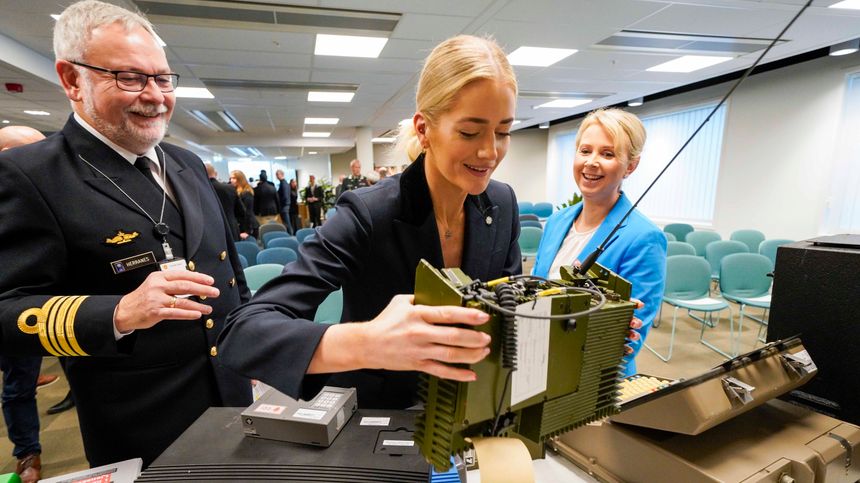 Seksjonssjef i NSM Jan Arne Herranes (f.v.), justis- og beredskapsminister Emilie Enger Mehl og direktør i NSM Sofie Nystrøm under åpningen av NSMs senter for anvendt kryptologi på Fornebu. Foto: Gorm Kallestad/NTB