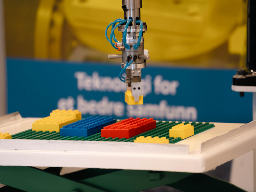Denne roboten trenes til å skjønne talekommandoer og handle på bakgrunn av dem. Her øver den ved å bygge lego. Foto:  Sintef Manufacturing