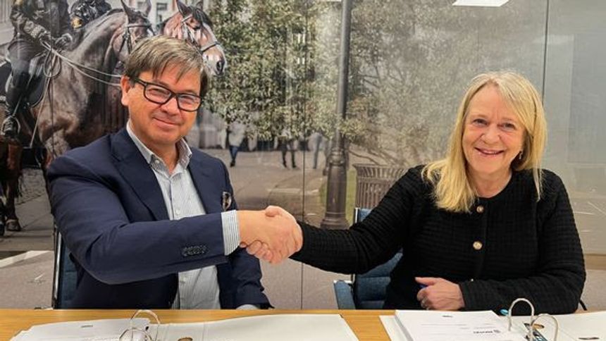 Trond Eilertsen sammen med Catherine Janson, direktør for Politiets IT-enhet, signerte mandag en langsiktig partneravtale. Foto:  Computas