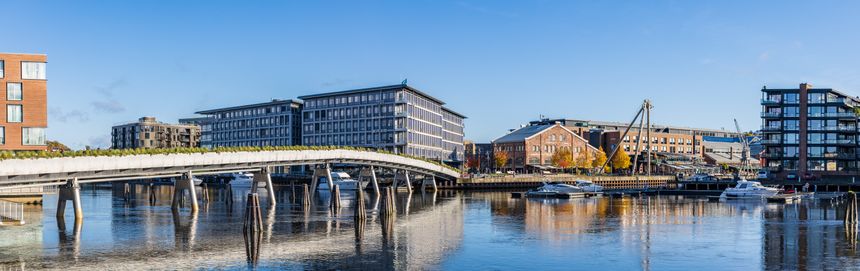 Ved enden av denne gang- og sykkelbroen over Nidelven ligger DNBs hovedkontor i Trondheim. Foto: TUM Studio