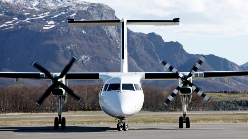 Etter at Widerøe malte sebrastriper på propellene sine, ble antallet fuglekollisjoner halvert. Foto: Per Erlien Dalløkken