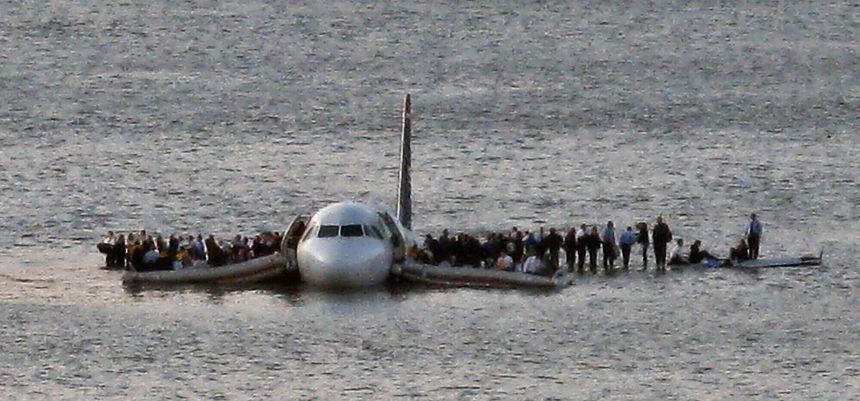 Alle om bord overlevde da dette flyet fra US Airways kolliderte med en gåseflokk rett etter avgang. Piloten klarte å nødlande flyet i Hudson-elven midt i New York. Foto: Steven Day/AP/NTB