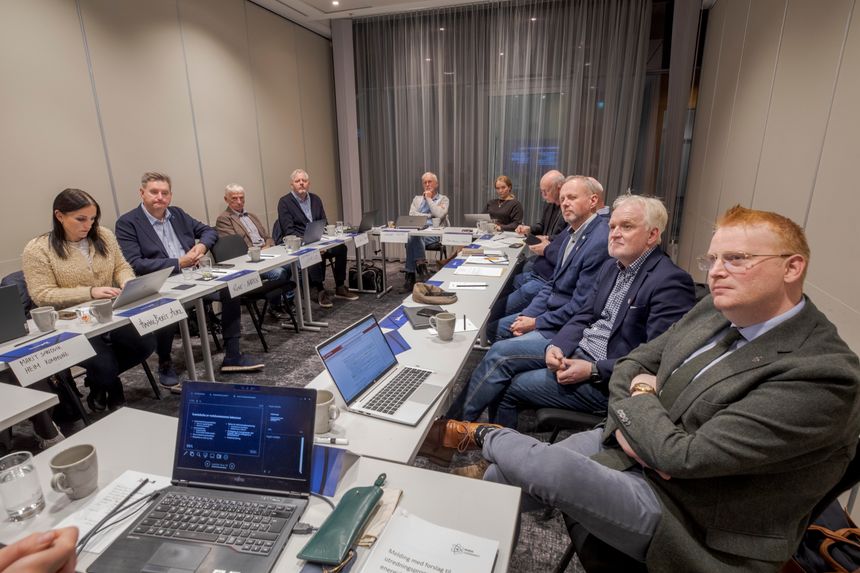 For to år siden møttes sju norske kommuner på Gardermoen med mål om å starte Norske Kjernekraftkommuner. Haldens Høyre-ordfører Fredrik Holm (foran) leder foreningen. 