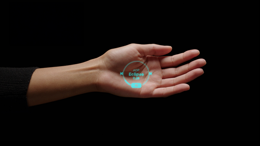 Dataene fra AI Pin vises med laserprojektor på brukernes håndflate, hvor man også kan foreta justeringer med fingerkommandoer. Foto: Humane