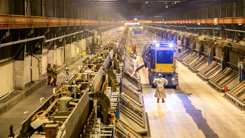 Hydro er blant bedriftene som rammes og som har reagert på regjeringens kutt i CO₂-kompensasjonsordningen. Her fra Hydro Husnes. Foto: Geir Berntzen / Hydro / NTB