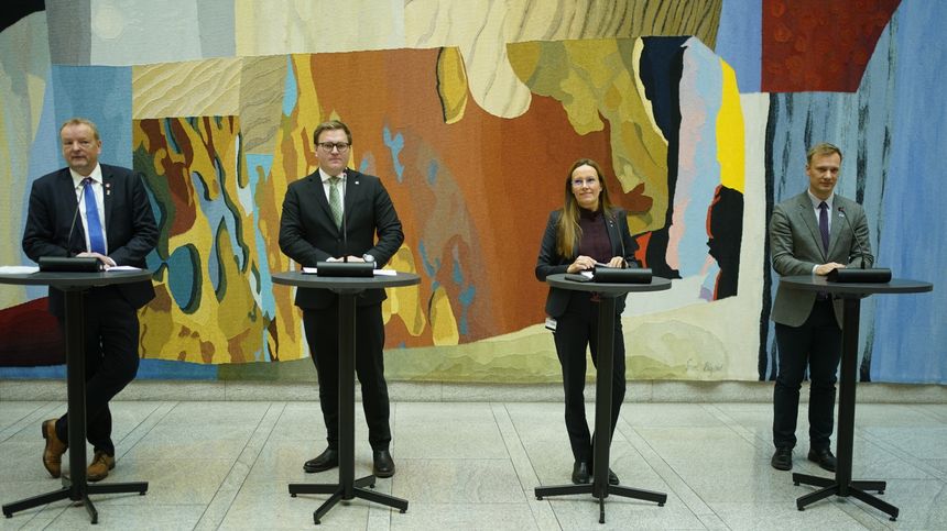 Regjeringen får støtte fra Høyre og Frp for leting etter havbunnsmineraler. Her fra pressetreffet tirsdag med Terje Halleland (Frp), Aleksander Øren Heen (Sp), Marianne Sivertsen Næss (Ap) og Bård Ludvig Thorheim (H) da partene presenterte enigheten. Foto: Terje Pedersen