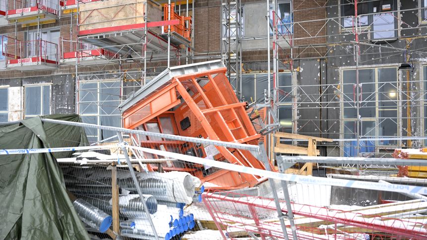 Ifølge selskapet som produserer heisen Alimak Group er det manglende vedlikehold og ufullstendig installasjon som har ført til til at masteseksjoner skilte seg. Foto: Fredrik Sandberg/TT