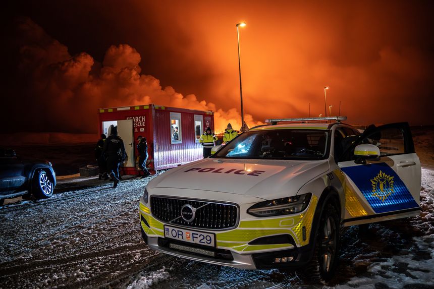 Grindavik er evakuert og avsperret etter vulkanutbruddet. Kun eksperter og nødetater kan bevege seg inn i området. Foto:  Marco Di Marco / AP / NTB