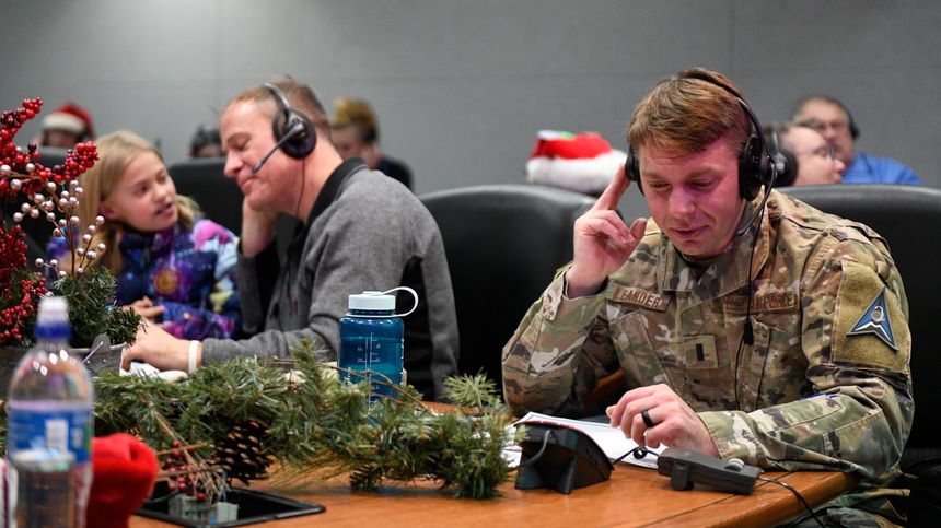 Bildet viser frivillige på julaften som svarer telefoner fra barn fra hele verden som vil vite hvor julenissens slede er og om den nærmer seg dem. Foto:  Chuck Marsh / Department of Defense / AP / NTB