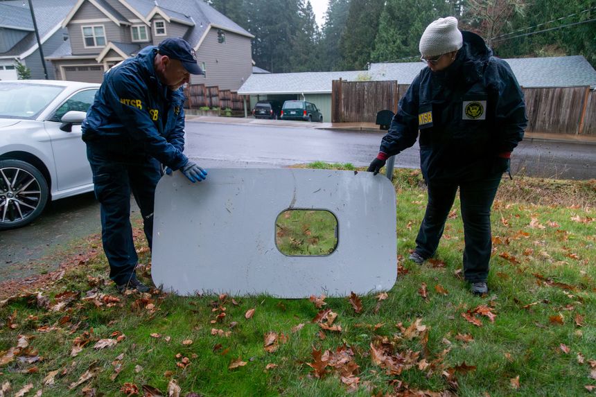 NTSB-etterforskere med flydelen som ble funnet i en hage. Foto: NTSB/Reuters/NTB